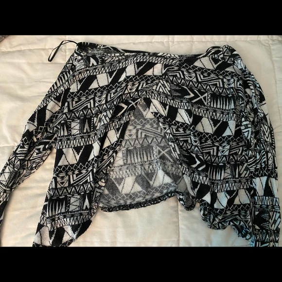 Long sleeve crop top, open from the back - Picture 2 of 2